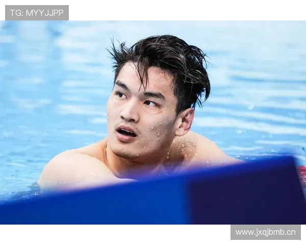 徐嘉余家的冰箱里塞满了能量胶，连饮料都按训练时段分装